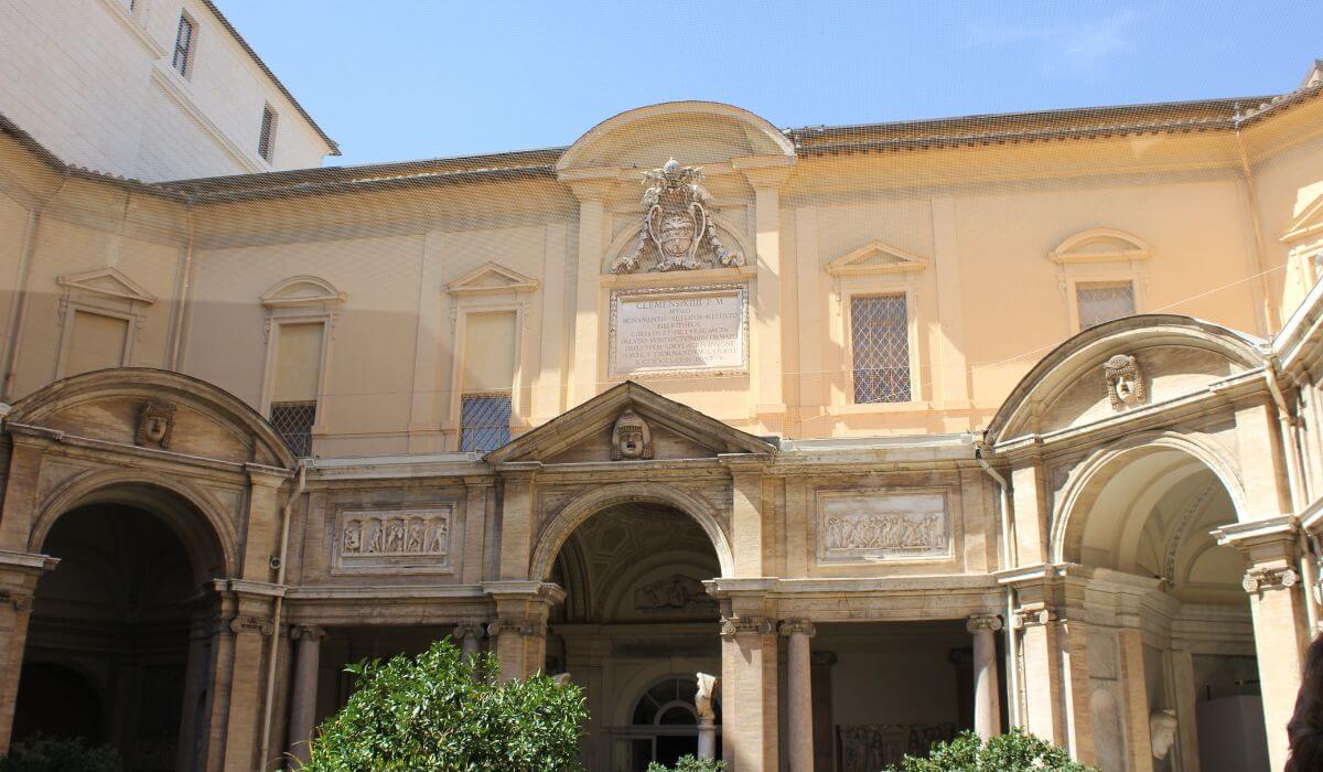 Walking between Colosseum and Vatican attractions