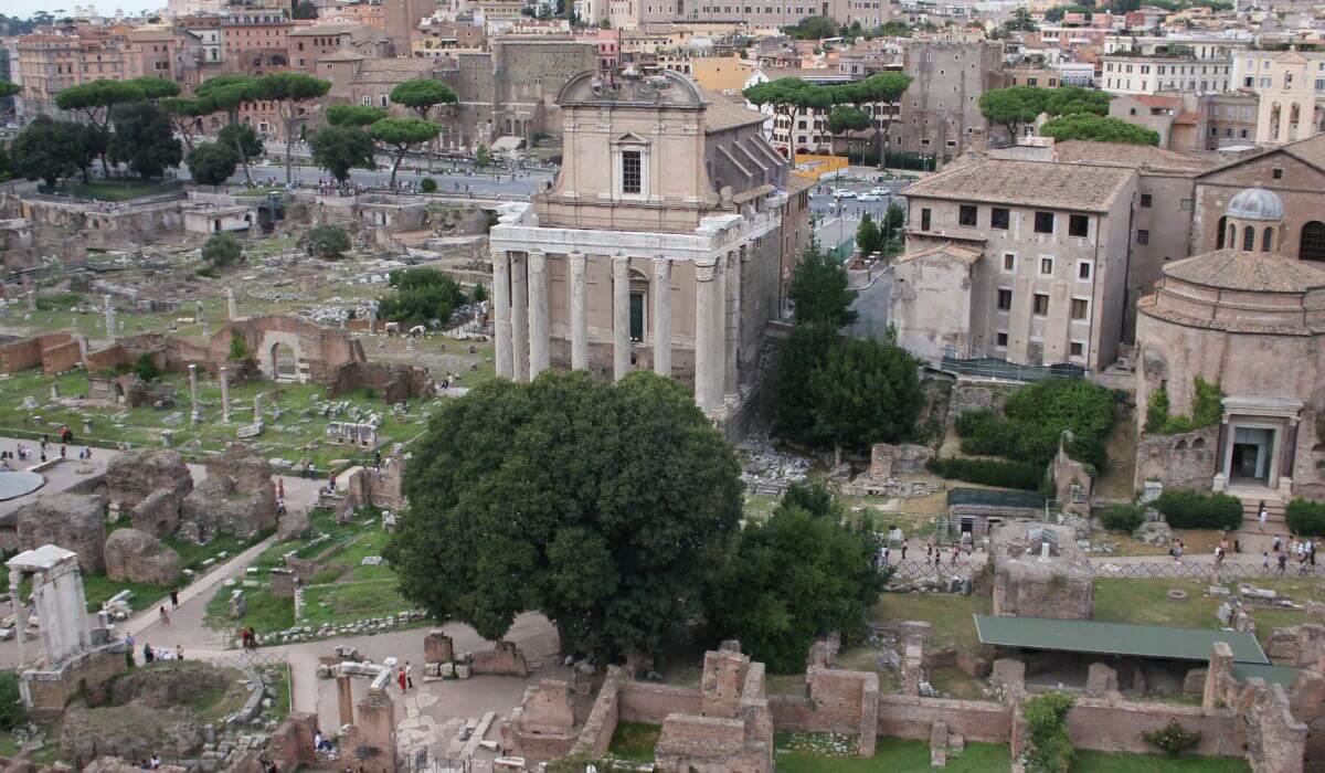 Chiesa di San Lorenzo Miranda Roman Forum
